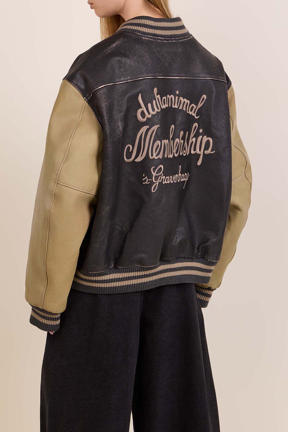 תמונת דוגמן אחורית של ז'קט עור בומבר