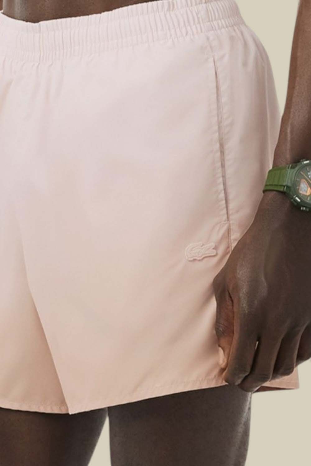 תמונת תקריב דוגמן של מכנסי בגד ים