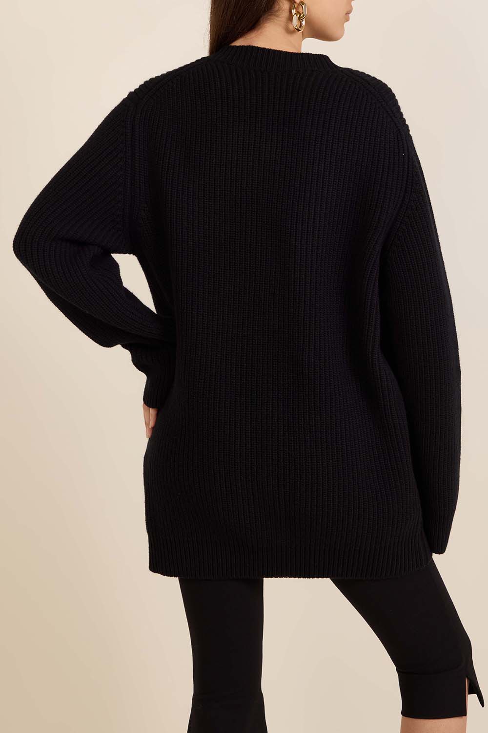 תמונת דוגמן אחורית של קרדיגן צמר