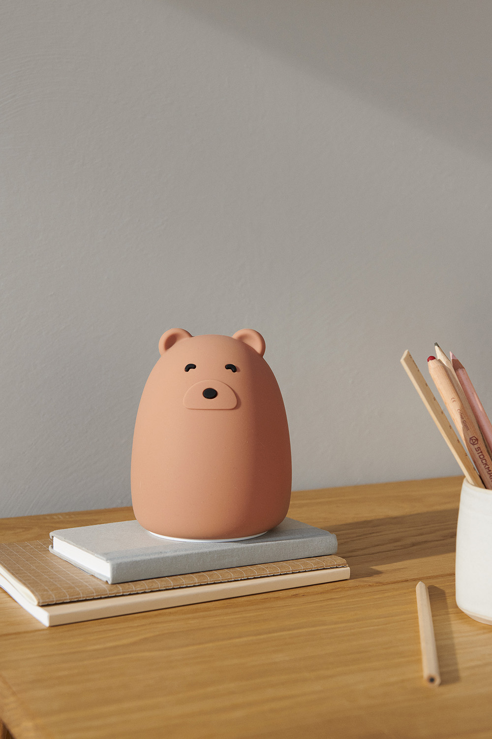 תמונת אווירה של מנורת לילה דובי ורודה