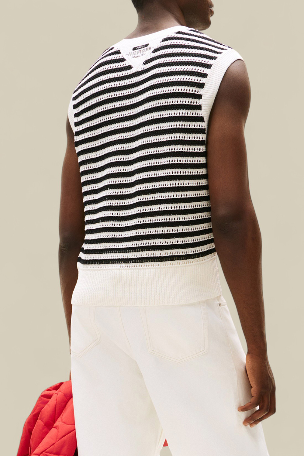 תמונת דוגמן אחורית של טומי הילפיגר X סרט פורמולה 1 גופיית קרושה