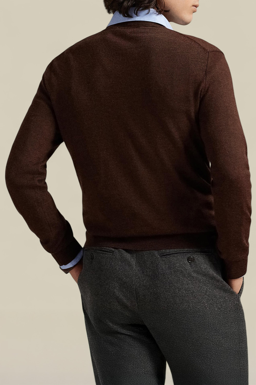 תמונת דוגמן אחורית של חולצת סריג