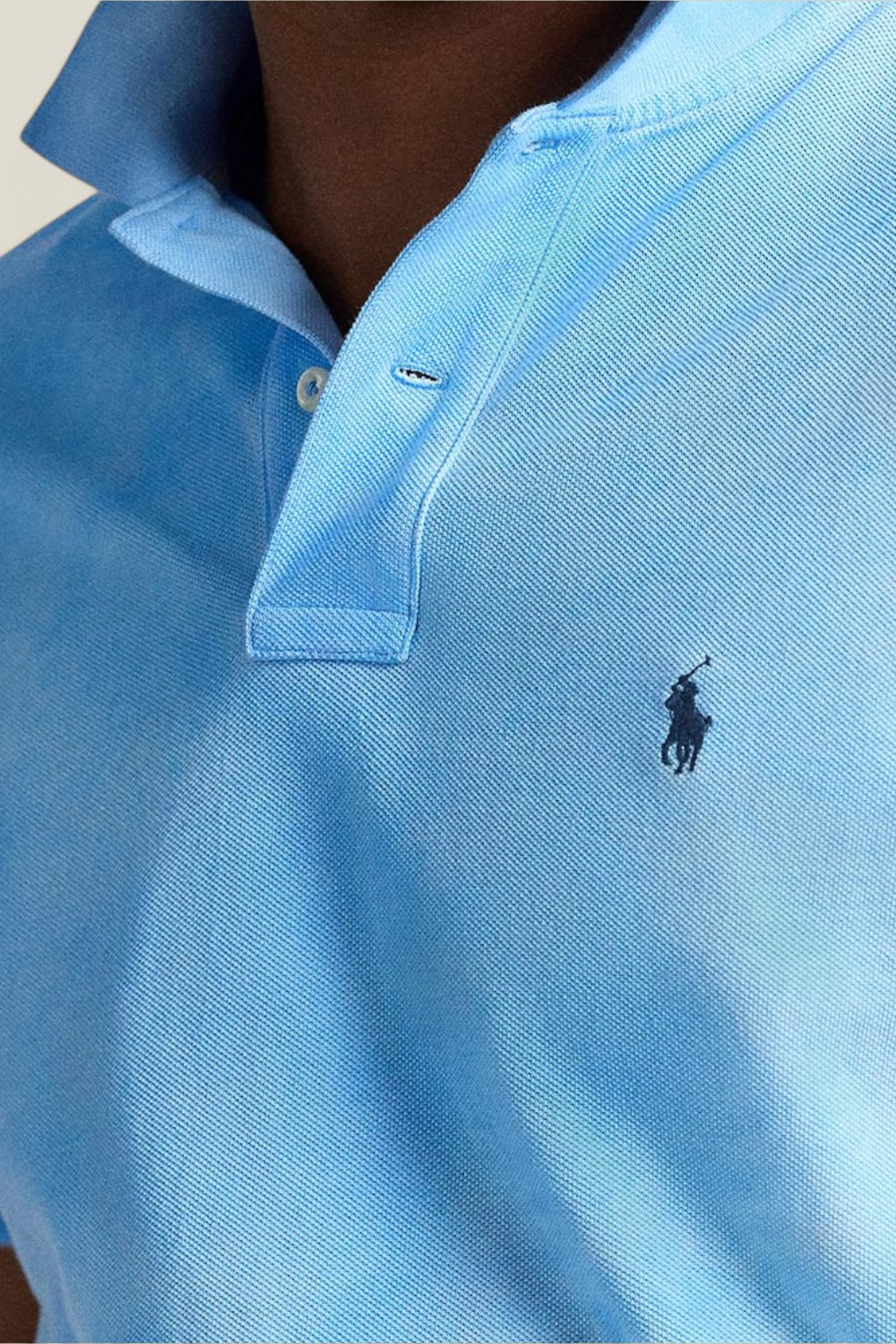 תמונת תקריב דוגמן של חולצת פולו