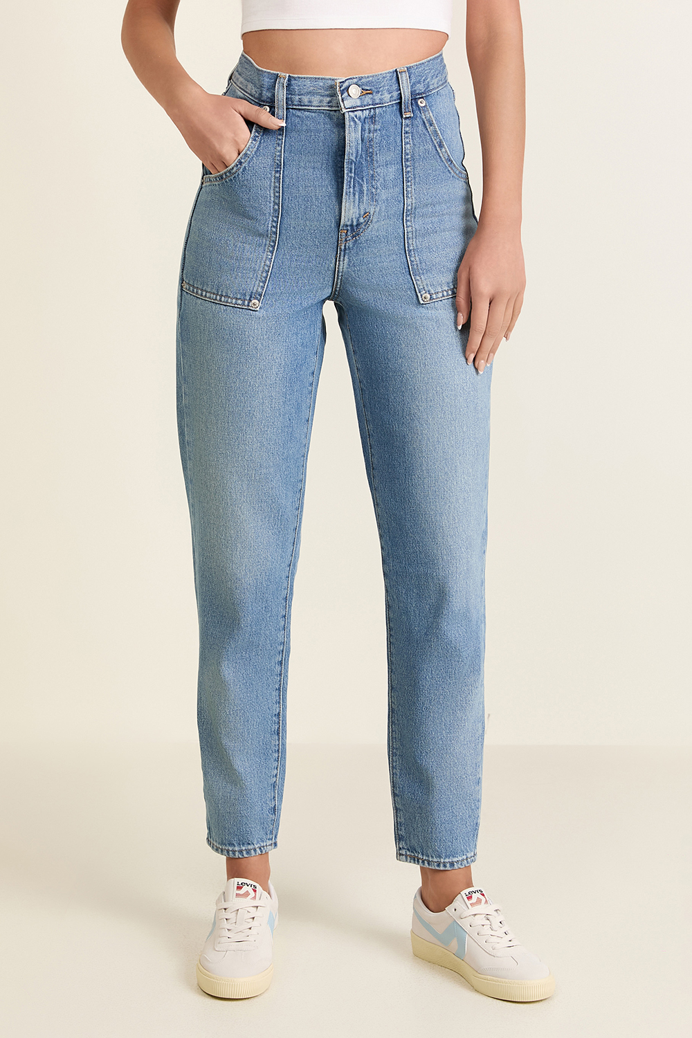 תמונת דוגמן קידמית של מכנסי ג'ינס מאם בגזרה ישרה