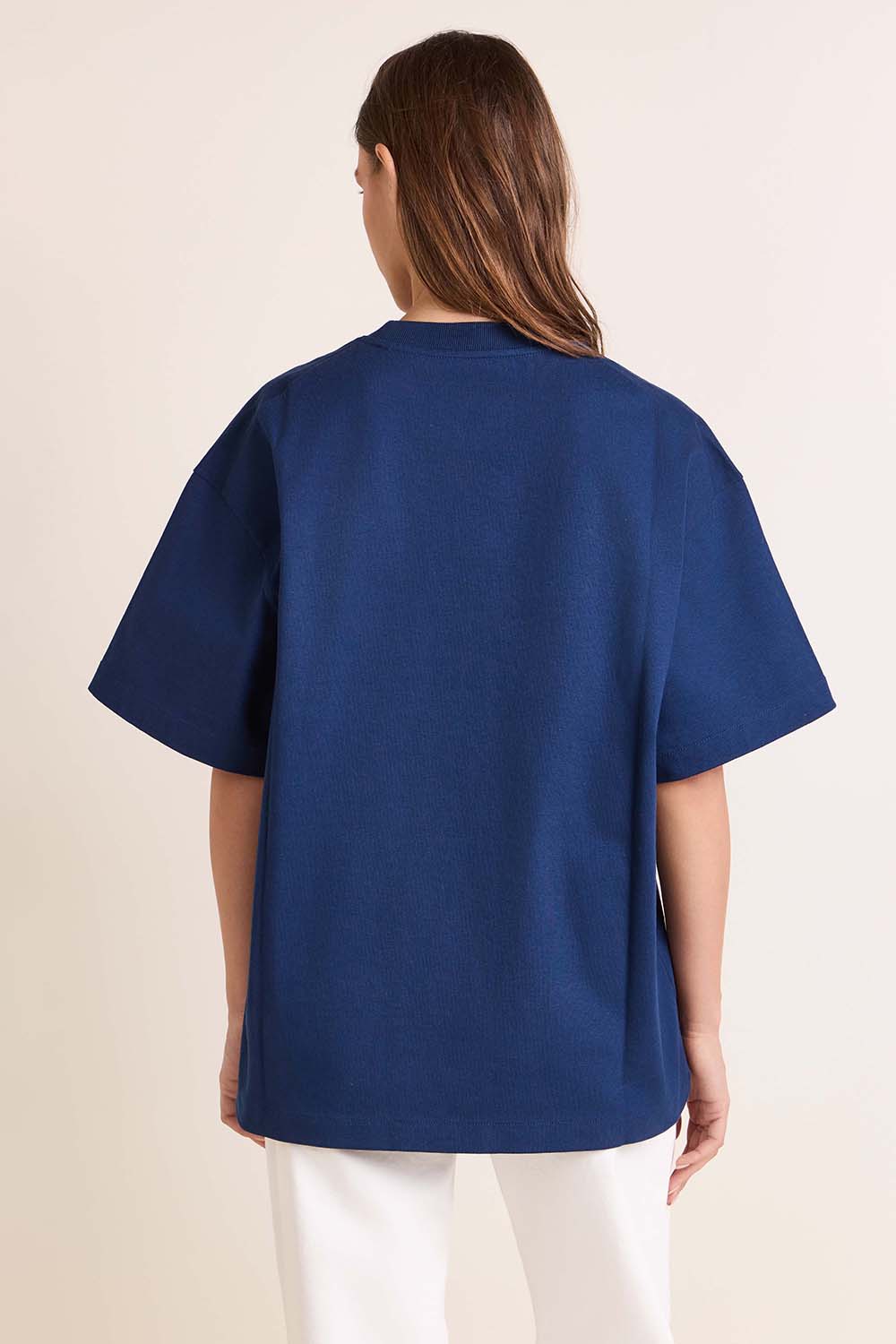 תמונת דוגמן אחורית של חולצת טי לוגו