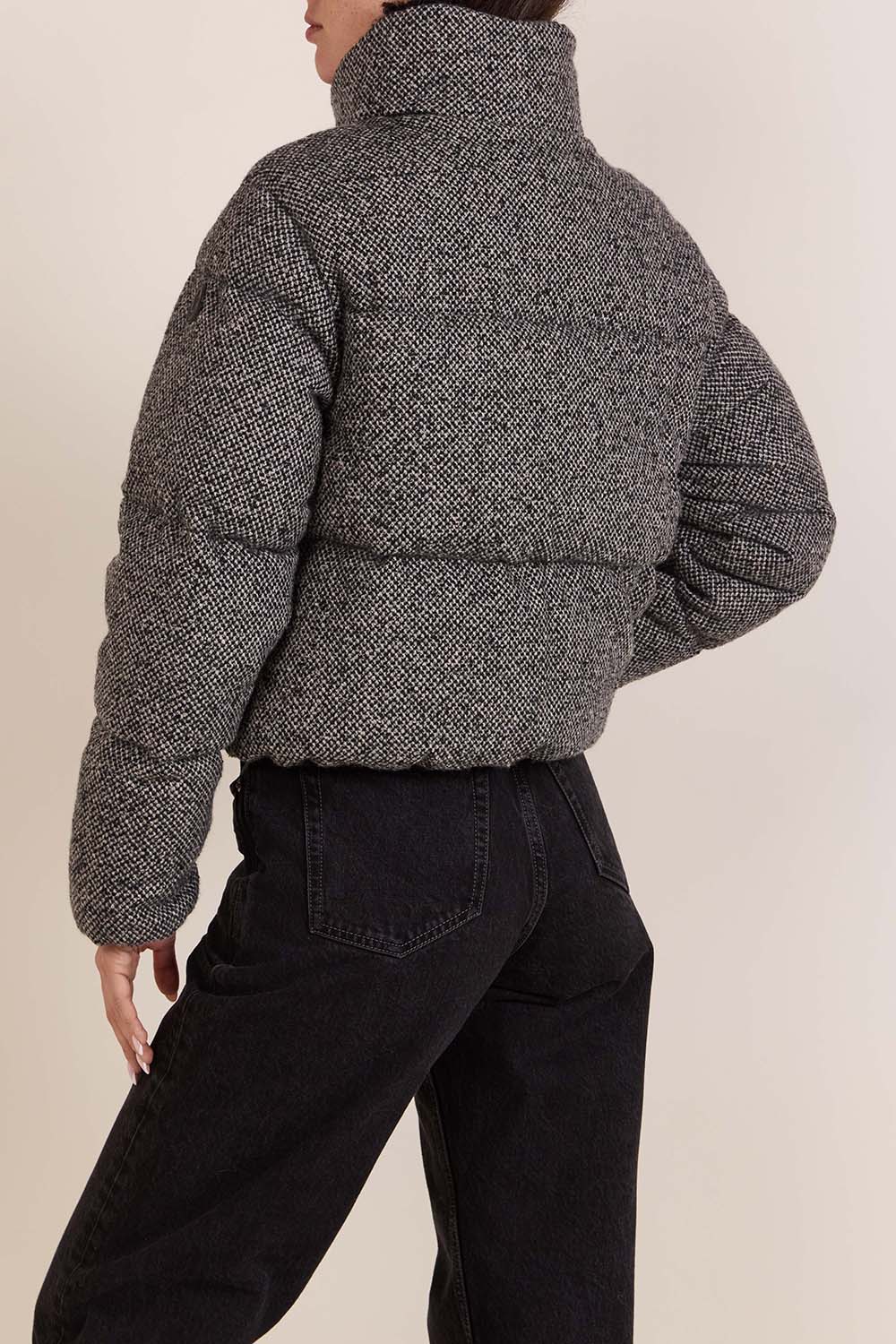 תמונת דוגמן אחורית של מעיל פוך וצמר