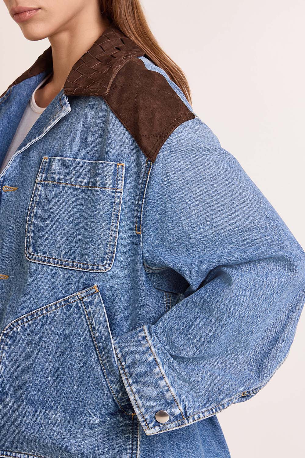 תמונת תקריב דוגמן של ז'קט ג'ינס מחויט