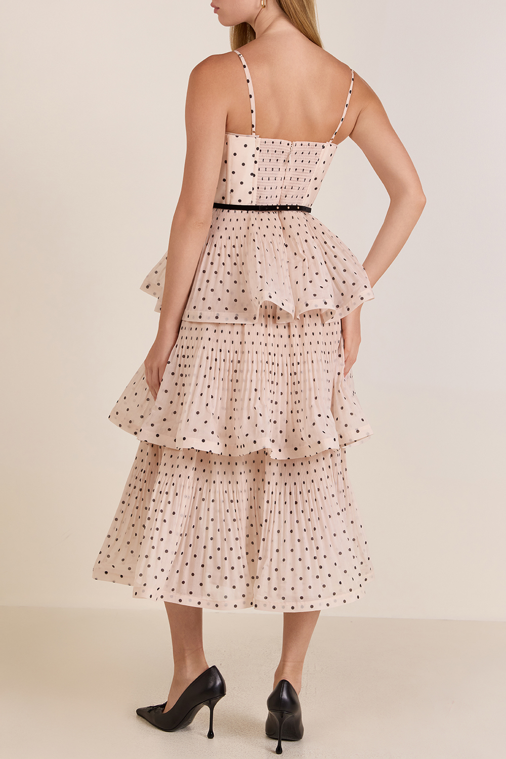 תמונת דוגמן אחורית של שמלת קומות מידי