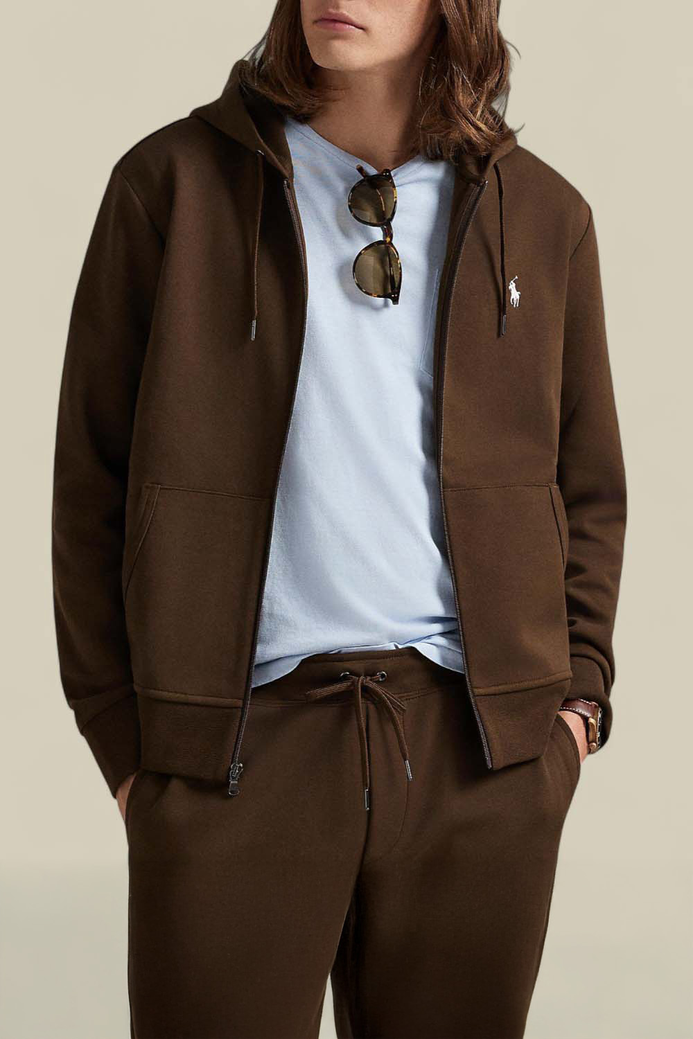 תמונת דוגמן קידמית של סווטשירט קפוצ'ון