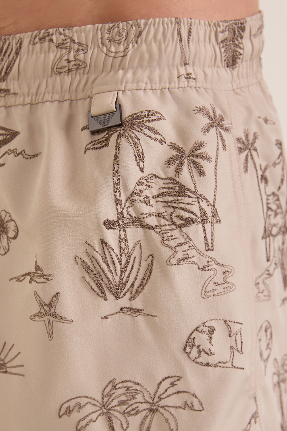 תמונת תקריב דוגמן של מכנסי בגד ים