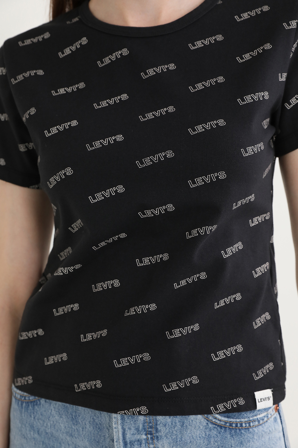 תמונת תקריב דוגמן של חולצת טי מונוגרמה