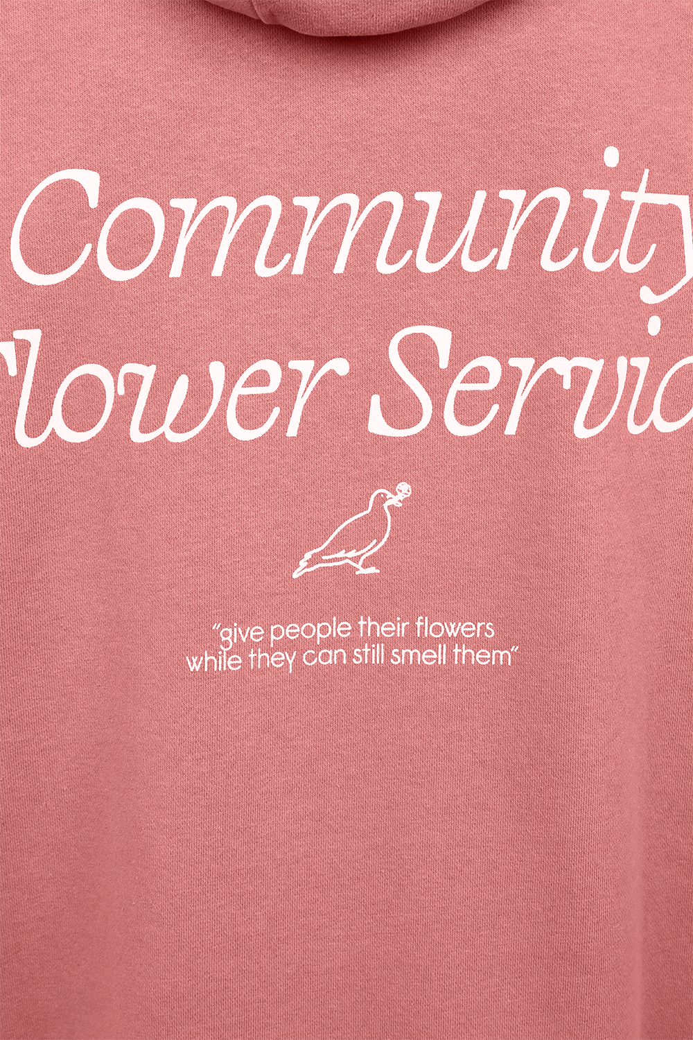 תמונת תקריב של סוושטירט קפוצ'ון עם הדפס פרחים