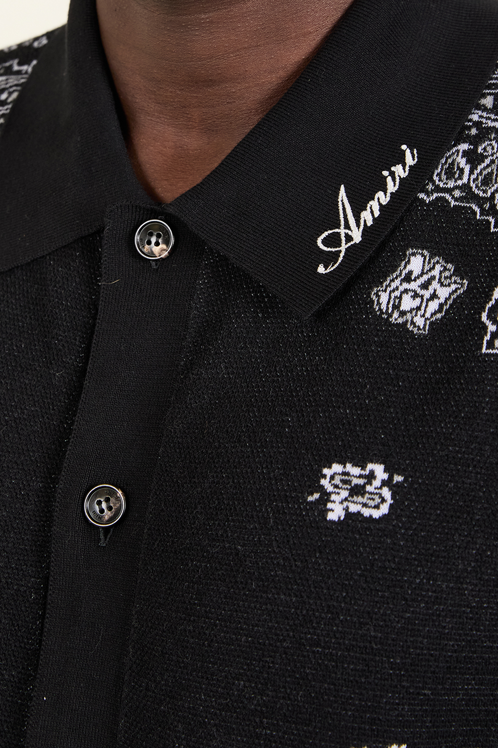 תמונת תקריב דוגמן של חולצת כפתורים