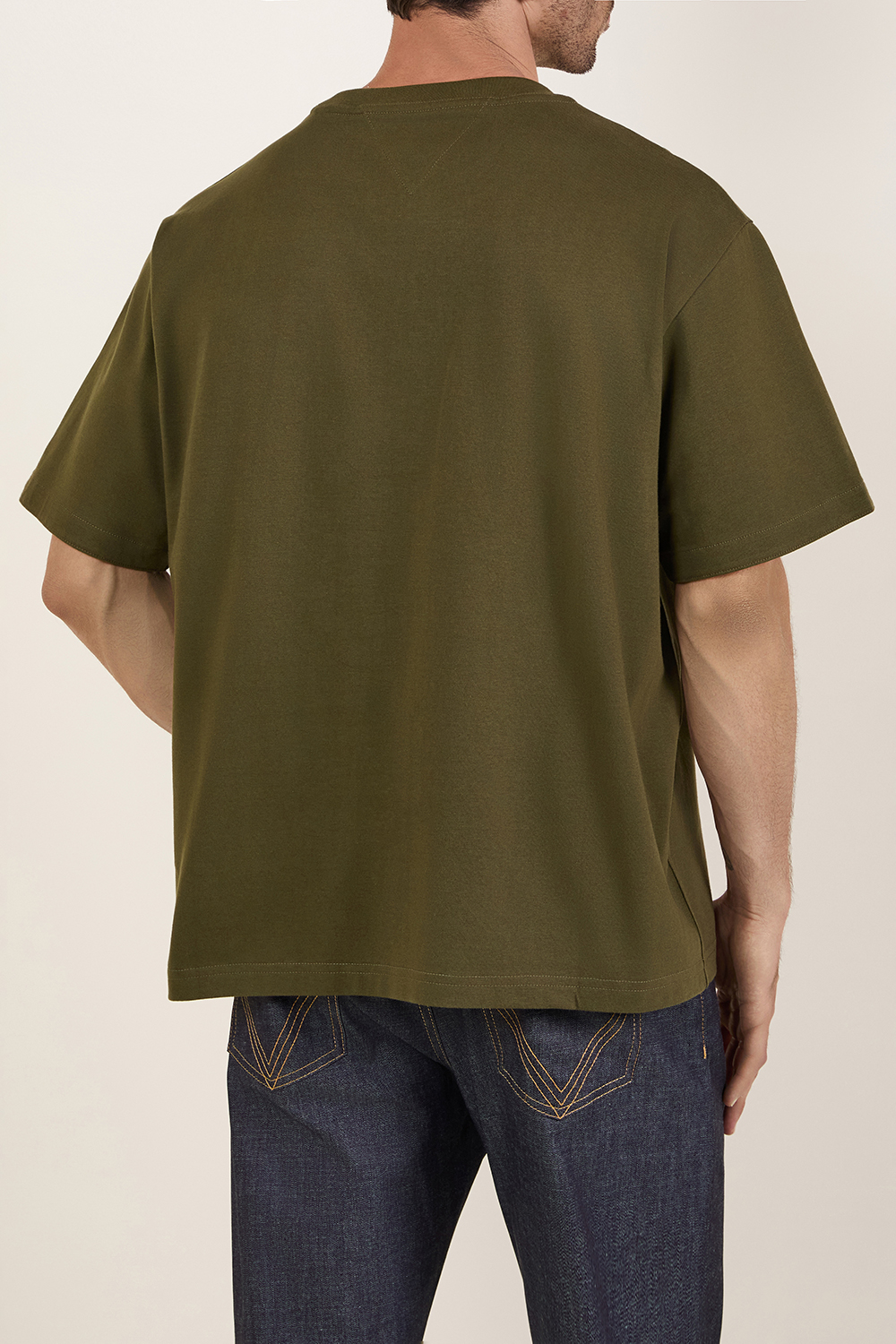 תמונת דוגמן אחורית של חולצת טי