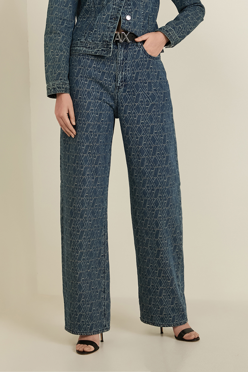 תמונת דוגמן קידמית של מכנסי ג'ינס בגזרה רחבה