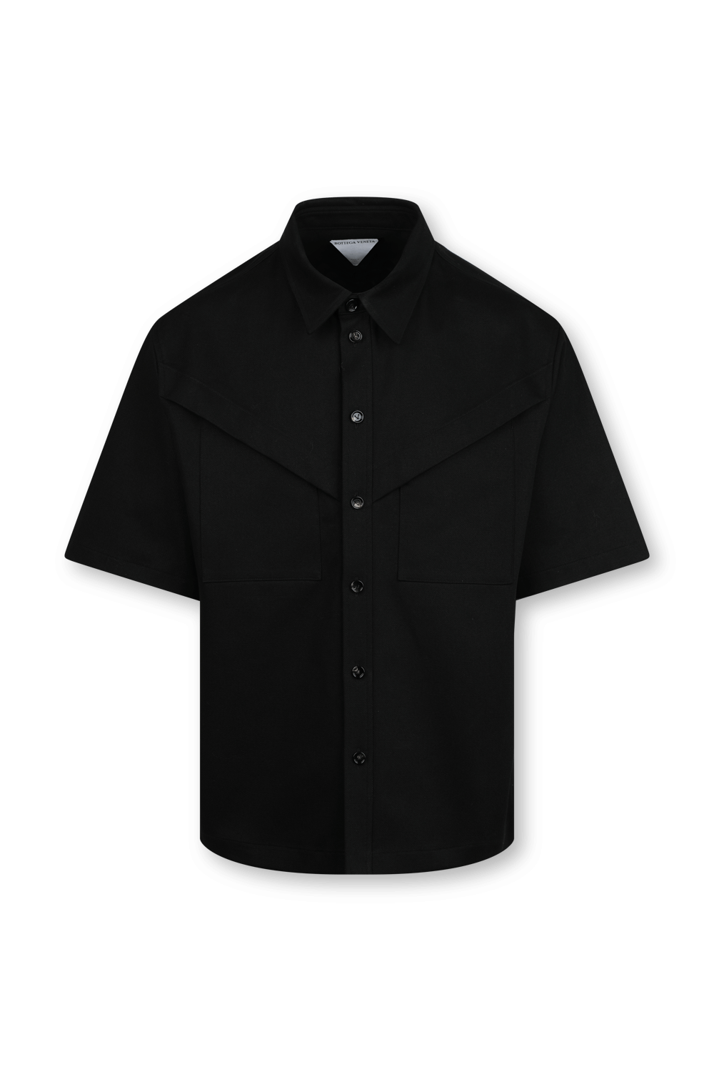 תמונה קידמית של חולצה מכופתרת קצרה שחורה