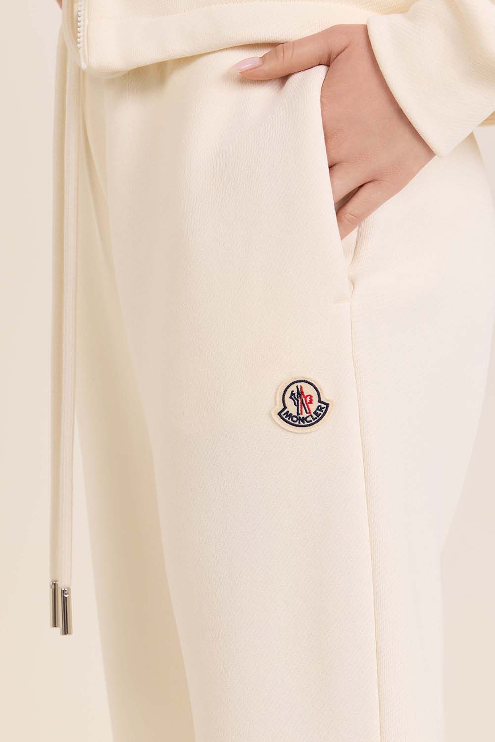 תמונת תקריב דוגמן של מכנסי ג'וג