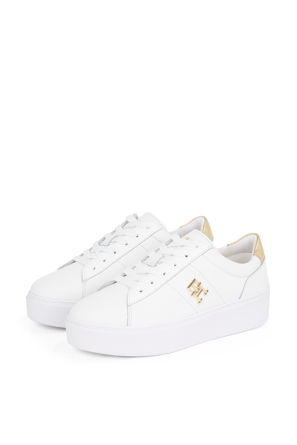 תמונת תקריב של נעלי סניקרס פלטפורמה