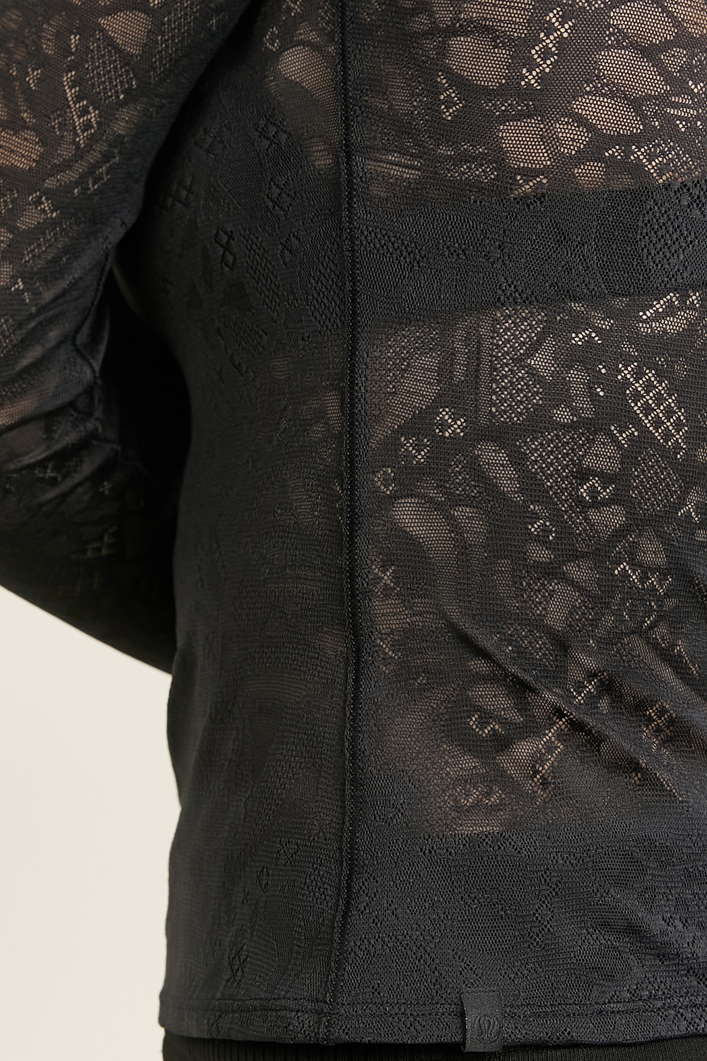 תמונת תקריב דוגמן של Lace Long-Sleeve Shirt