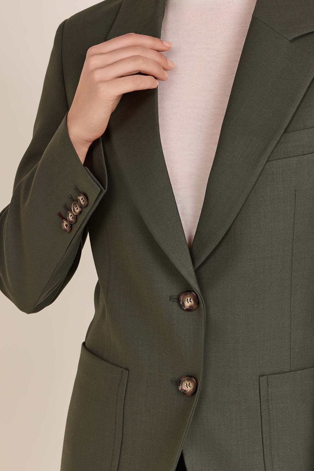 תמונת תקריב דוגמן של ז'קט מחוייט