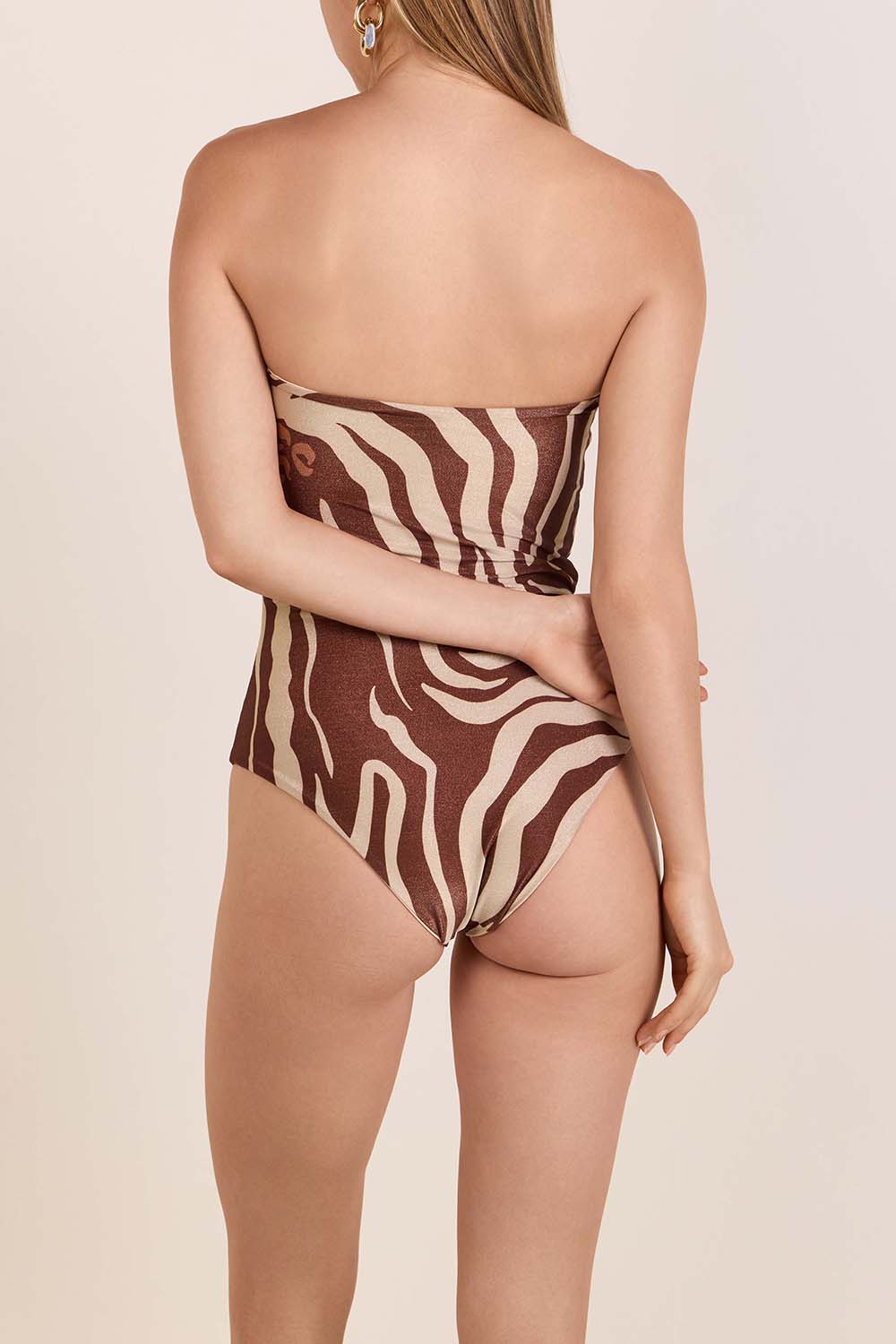 תמונת דוגמן אחורית של בגד ים שלם סטרפלס