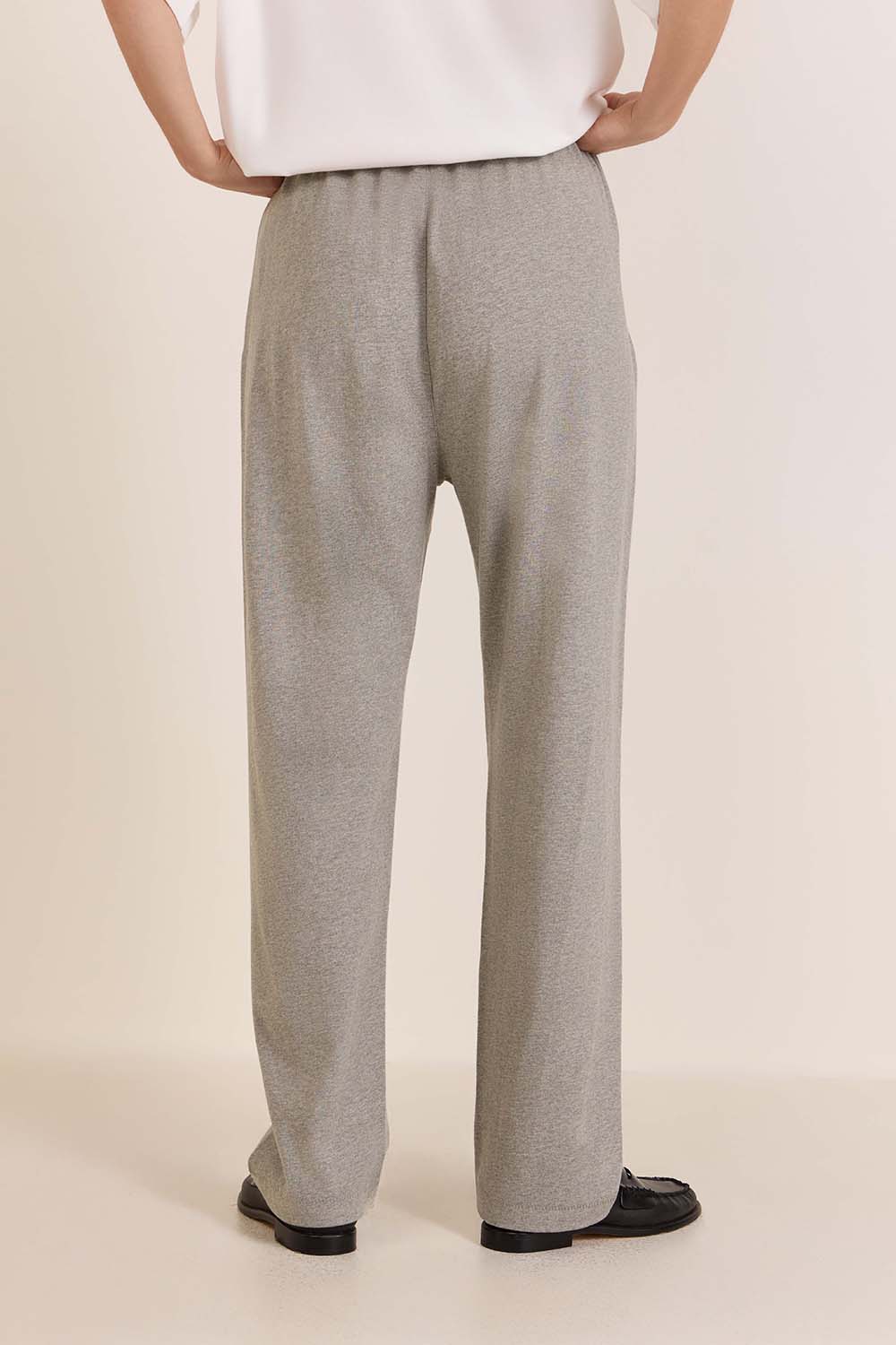 תמונת דוגמן אחורית של מכנסי ג'וג