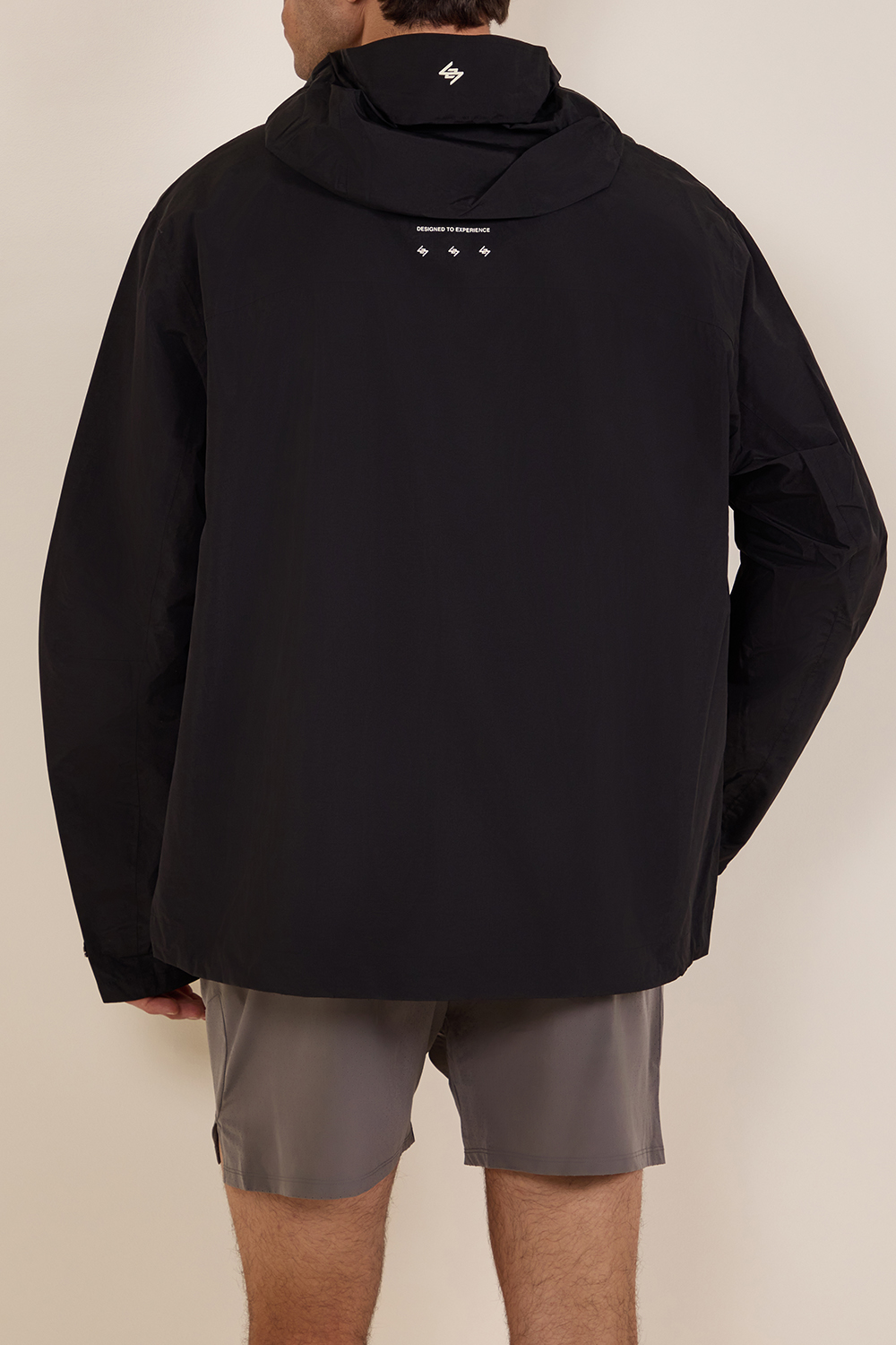 תמונת תקריב דוגמן של ז'קט רוח לאימון 247