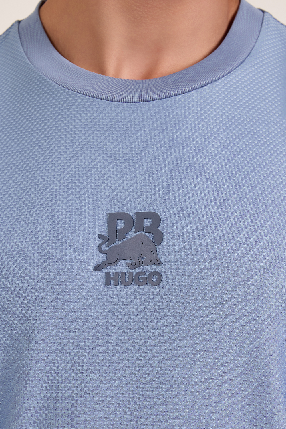 תמונת תקריב דוגמן של הוגו חולצת טי X רייסינג בולס