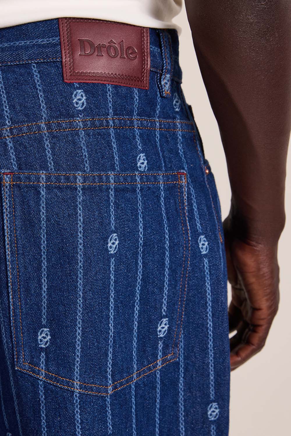 תמונת דוגמן אחורית של מכנסי ג'ינס בגזרת באגי