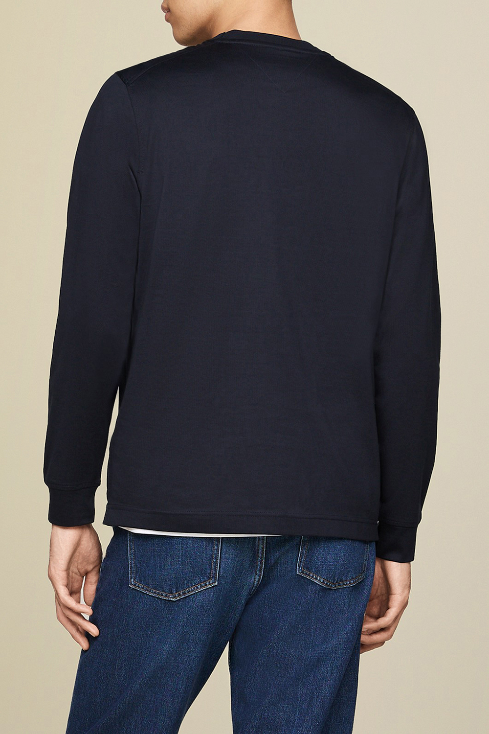 תמונת דוגמן אחורית של חולצת טי ארוכה