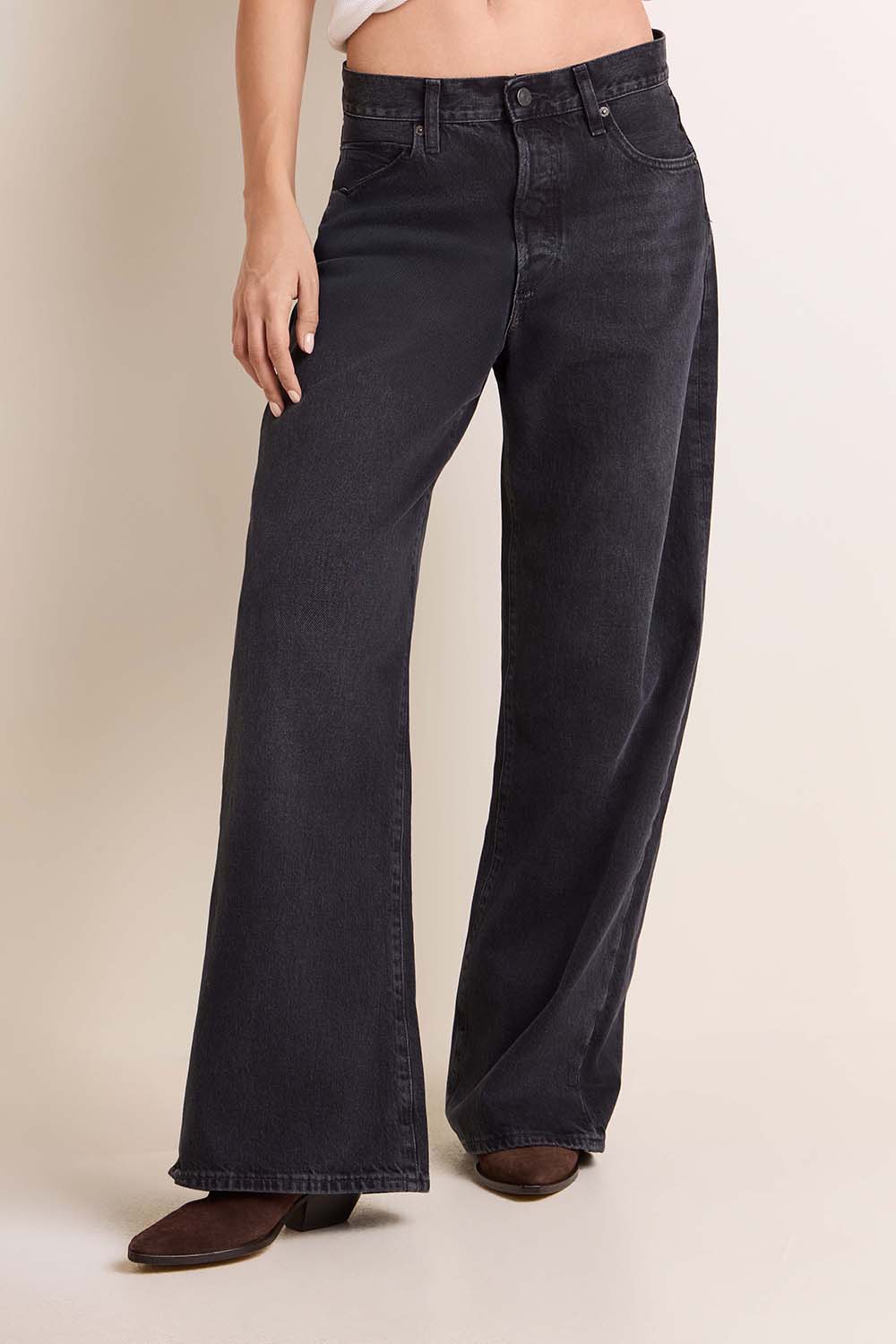 תמונת דוגמן קידמית של מכנסי ג'ינס בגזרה מתרחבת