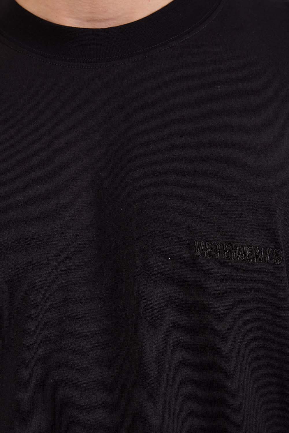 תמונת תקריב דוגמן של חולצת טי