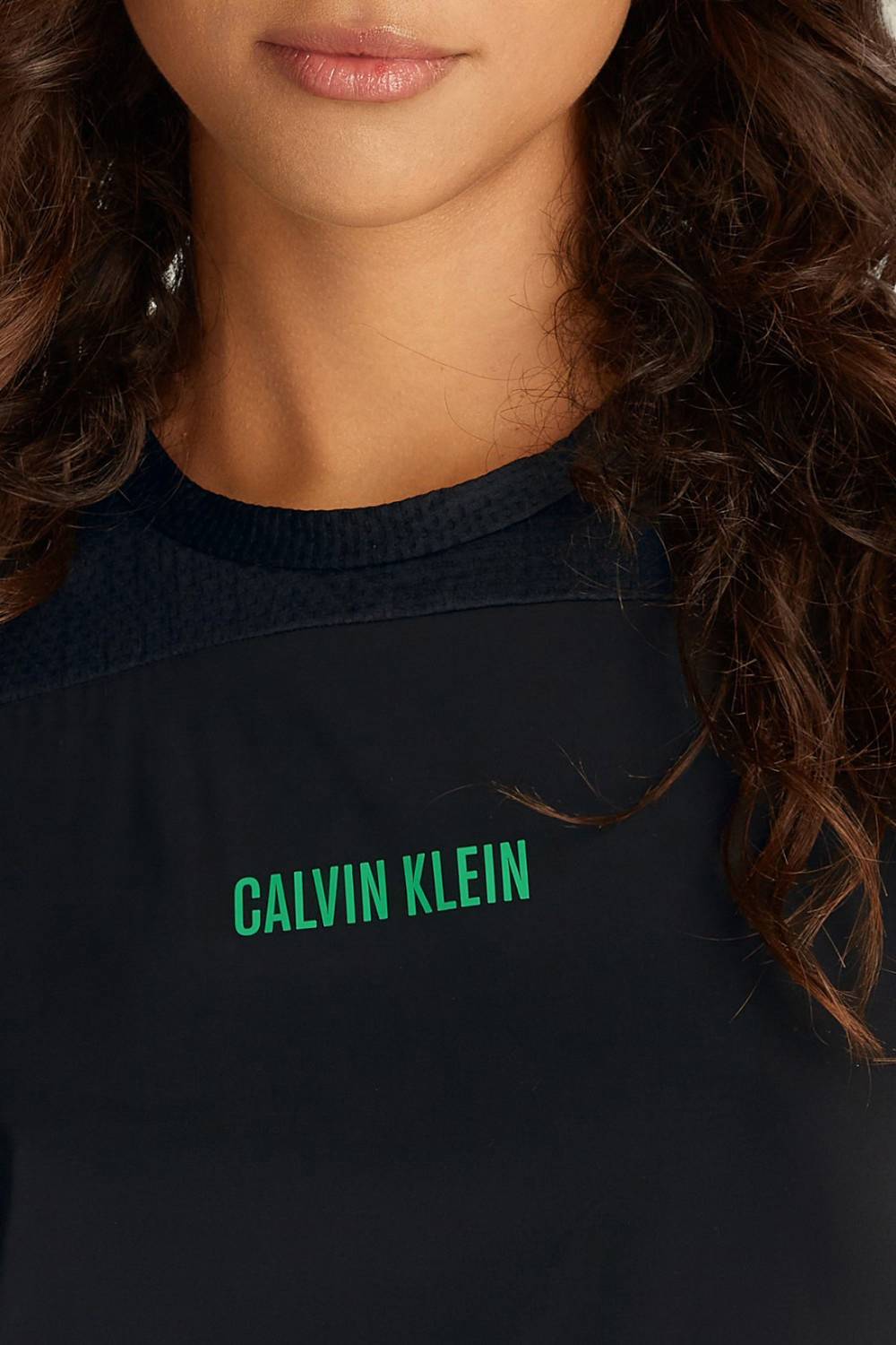 תמונת תקריב דוגמן של חולצת טי לאימון