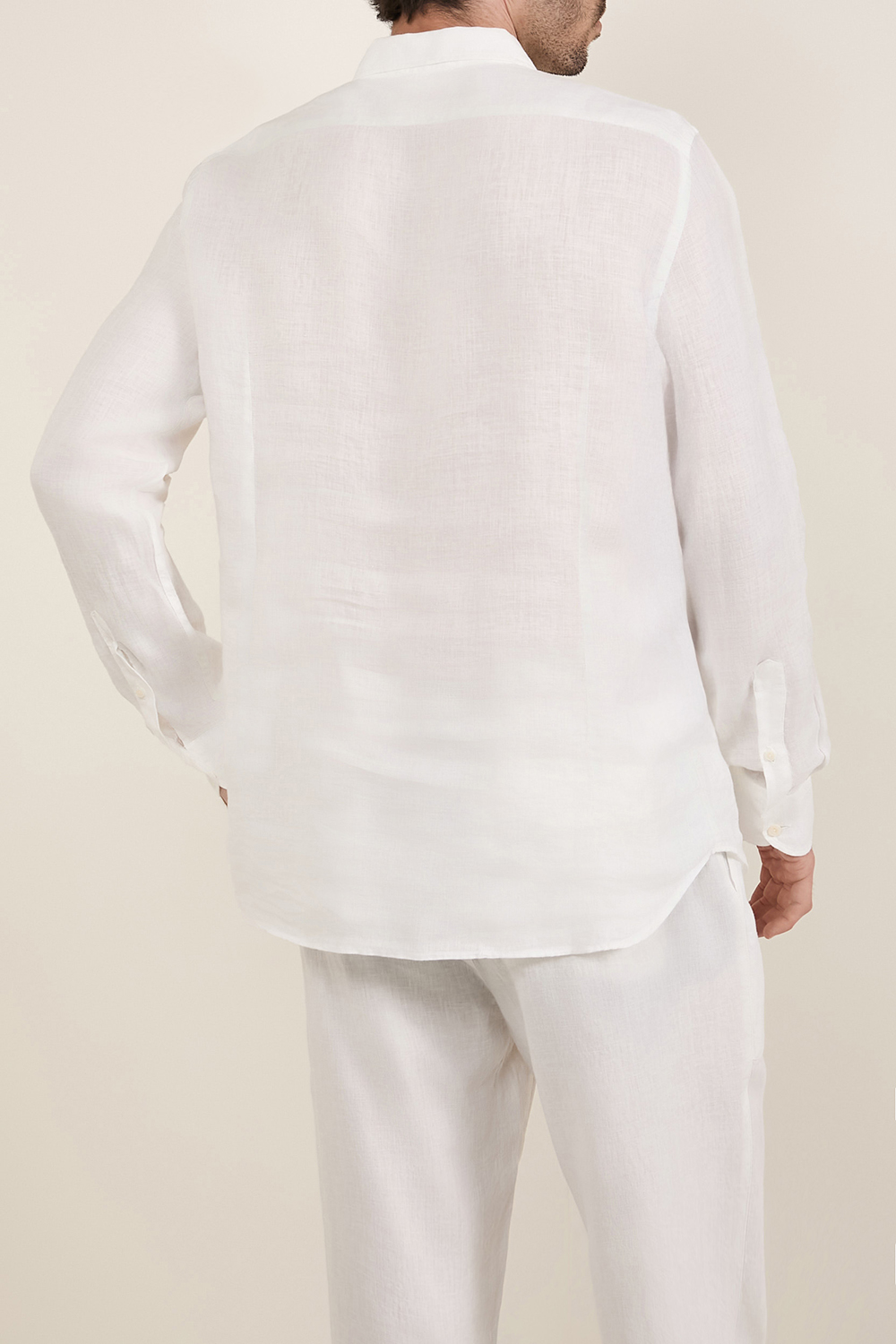 תמונת דוגמן אחורית של חולצה מכופתרת מפשתן