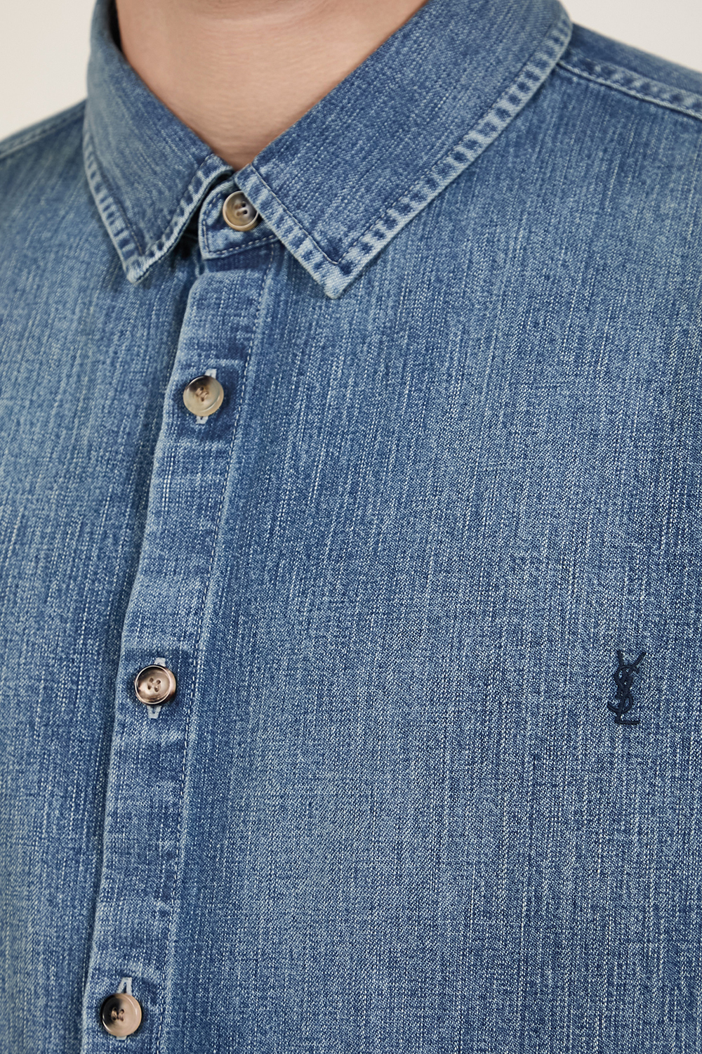 תמונת תקריב דוגמן של חולצת כפתורים ג'ינס