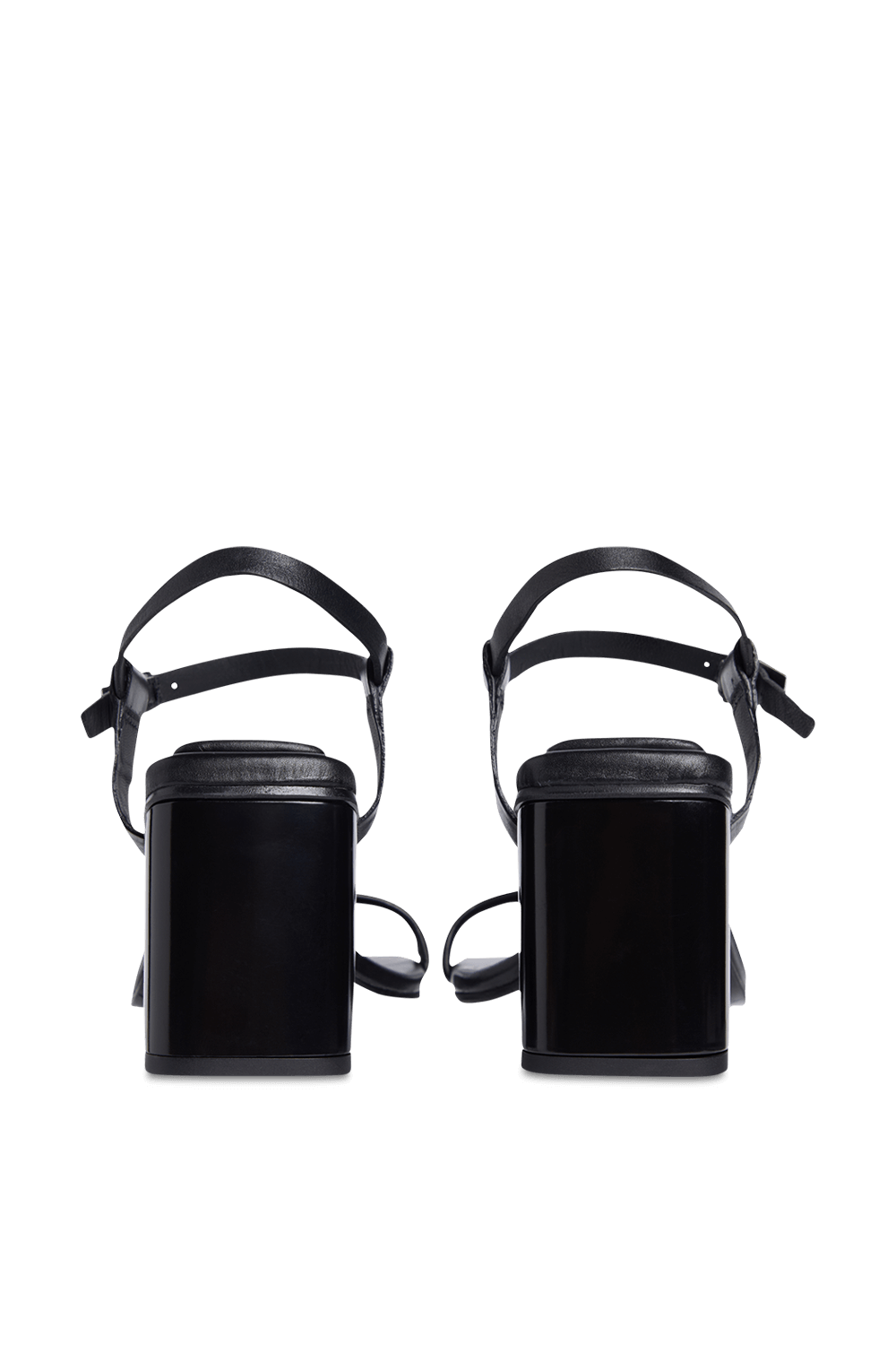 תמונת תקריב של סנדלי עקב