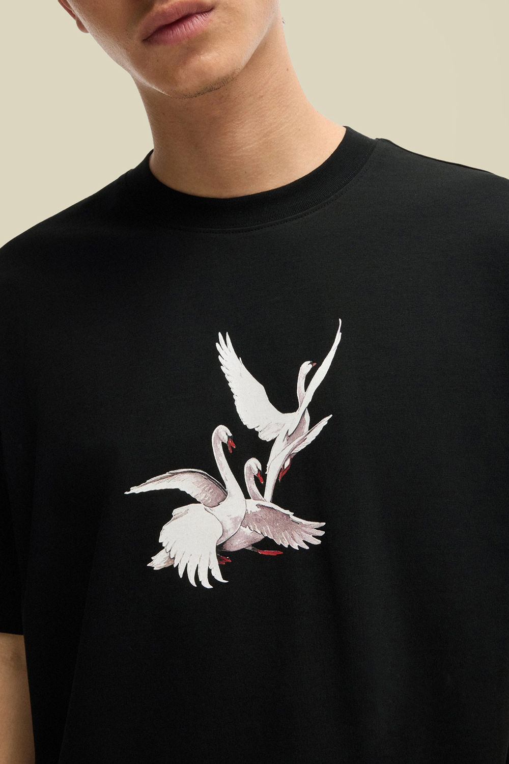 תמונת תקריב דוגמן של הוגו X לה בנג'מינס חולצת טי אוברסייז