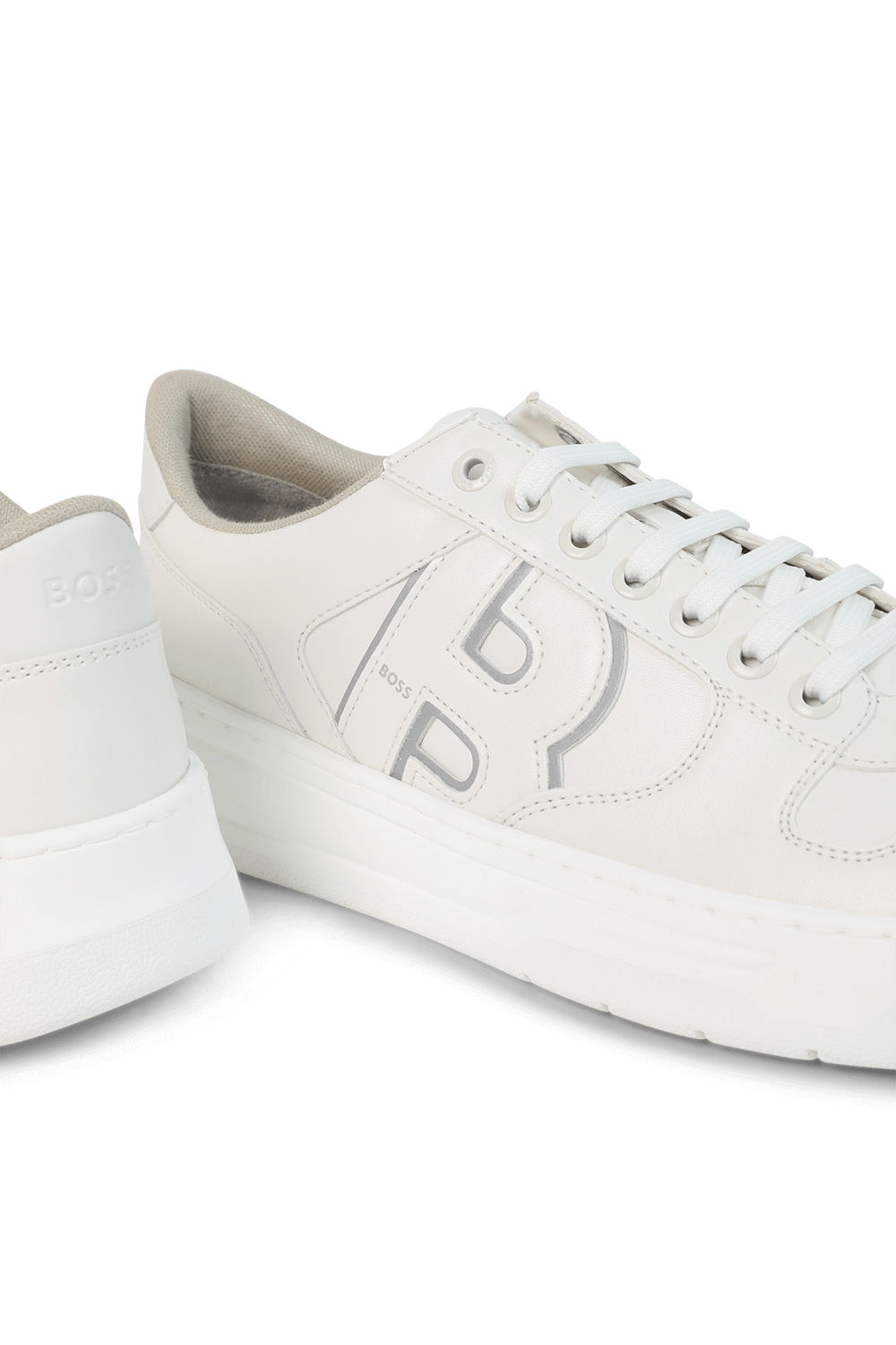 תמונת תקריב של נעלי סניקרס מעור טבעוני