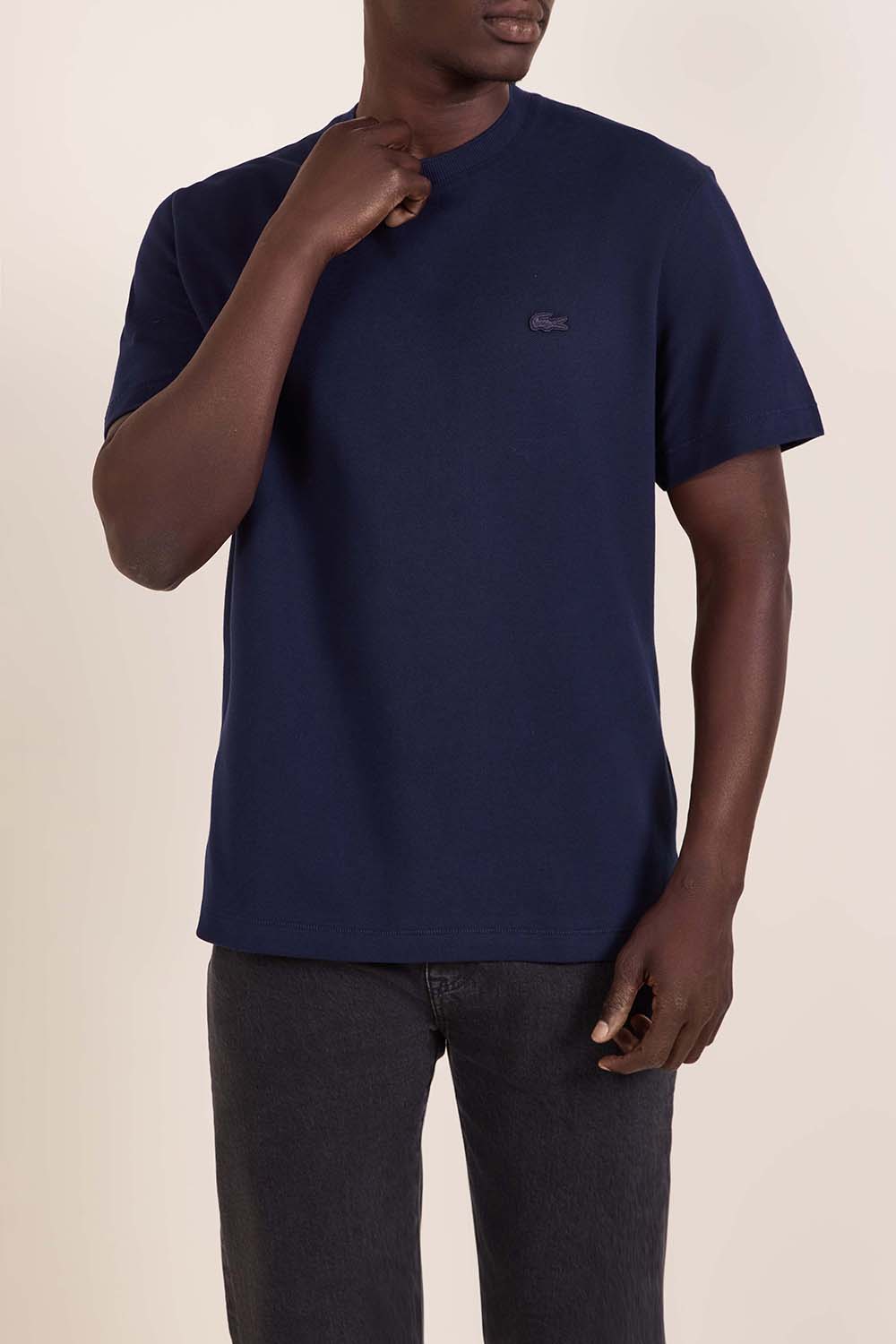 תמונת דוגמן קידמית של חולצת טי פיקה