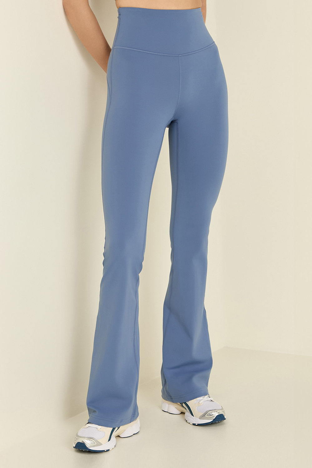 תמונת דוגמן קידמית של Groove Super-High-Rise Nulu™ Flared Pant *Regular