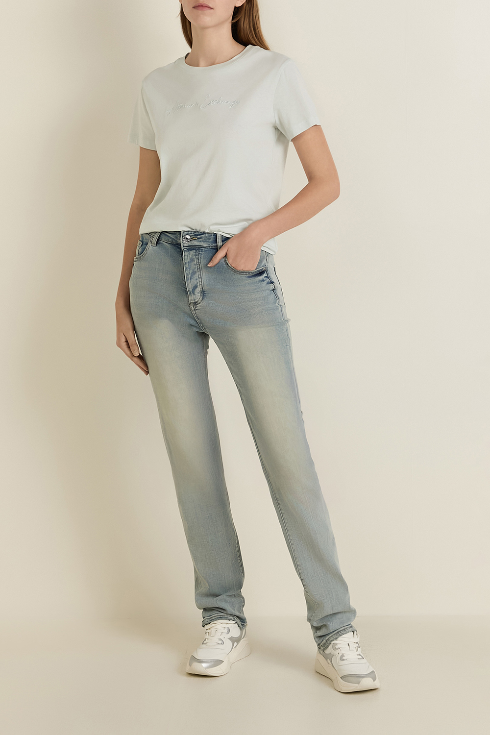 תמונת דוגמן קידמית של נעלי סניקרס