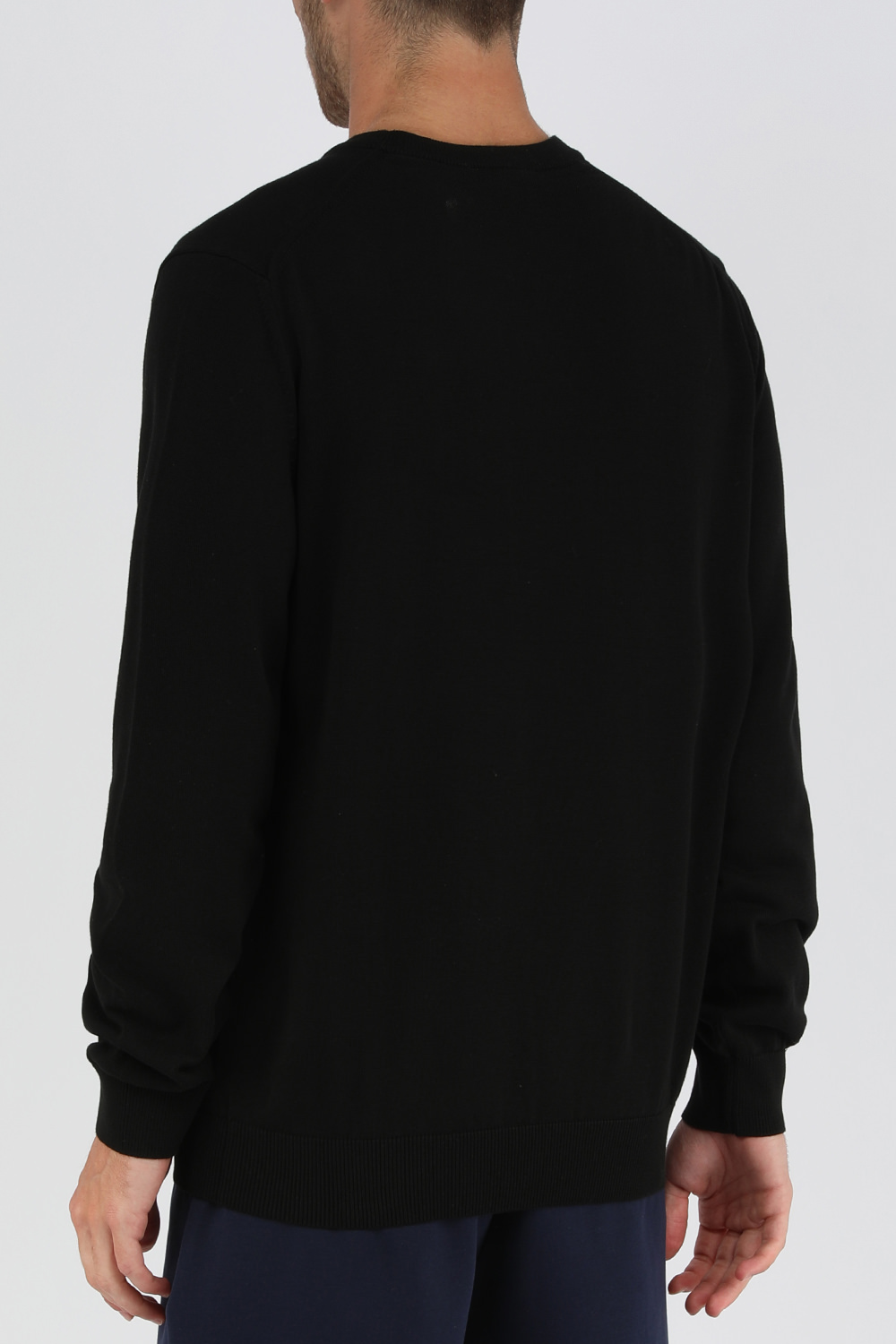 תמונת דוגמן אחורית של סריג שחור עם לוגו תנין רקום