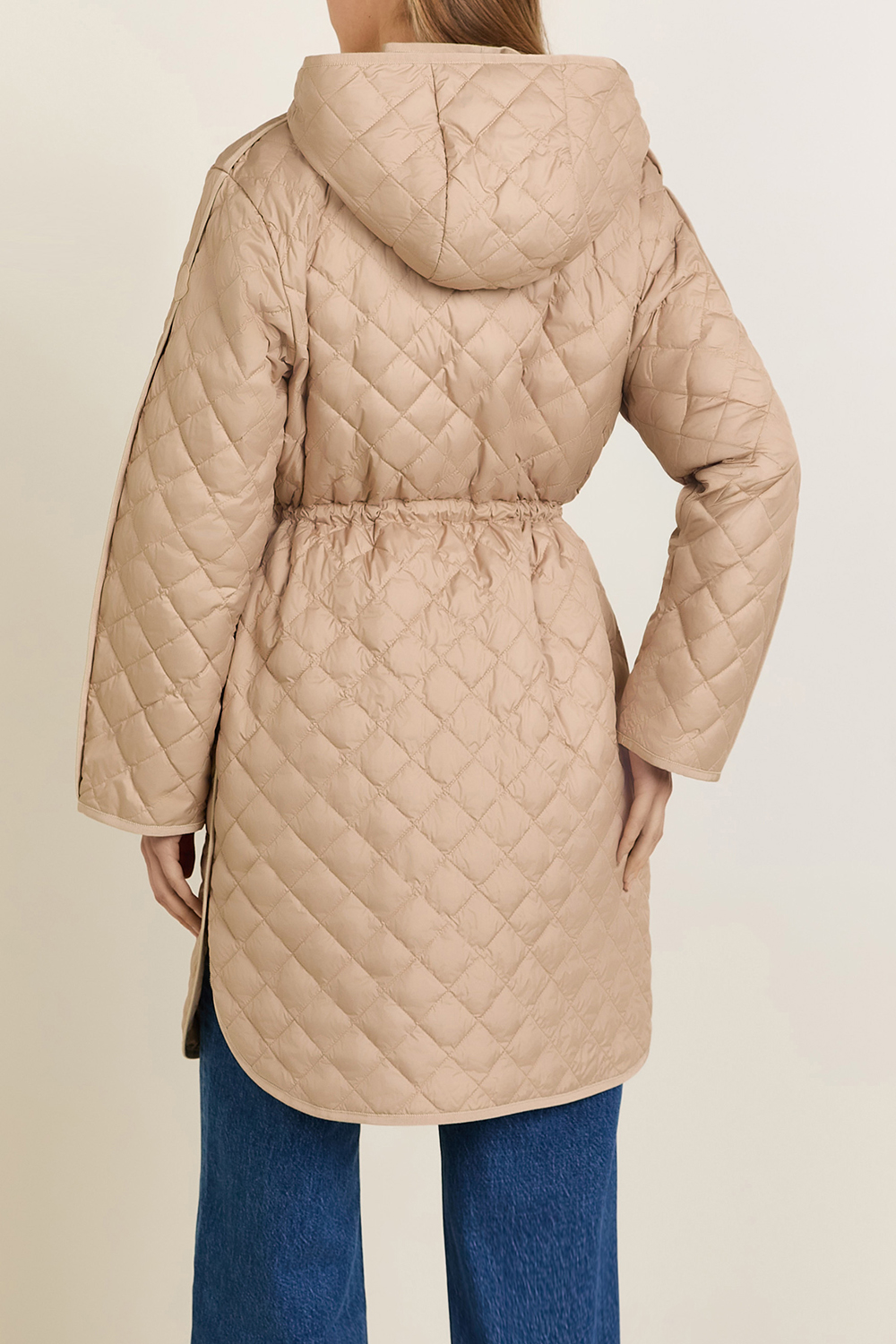 תמונת דוגמן אחורית של מעיל פוך