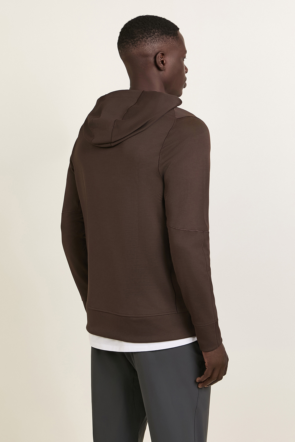 תמונת דוגמן אחורית של Shift Stitch Classic-Fit Hoodie