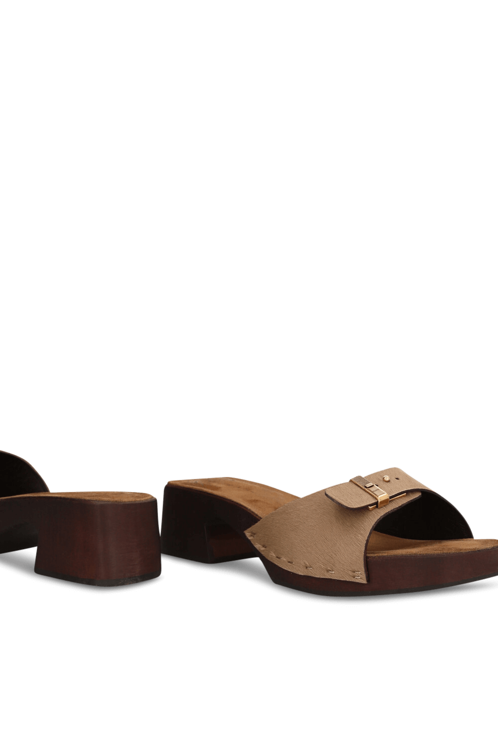 תמונת תקריב של כפכפי קלוגס