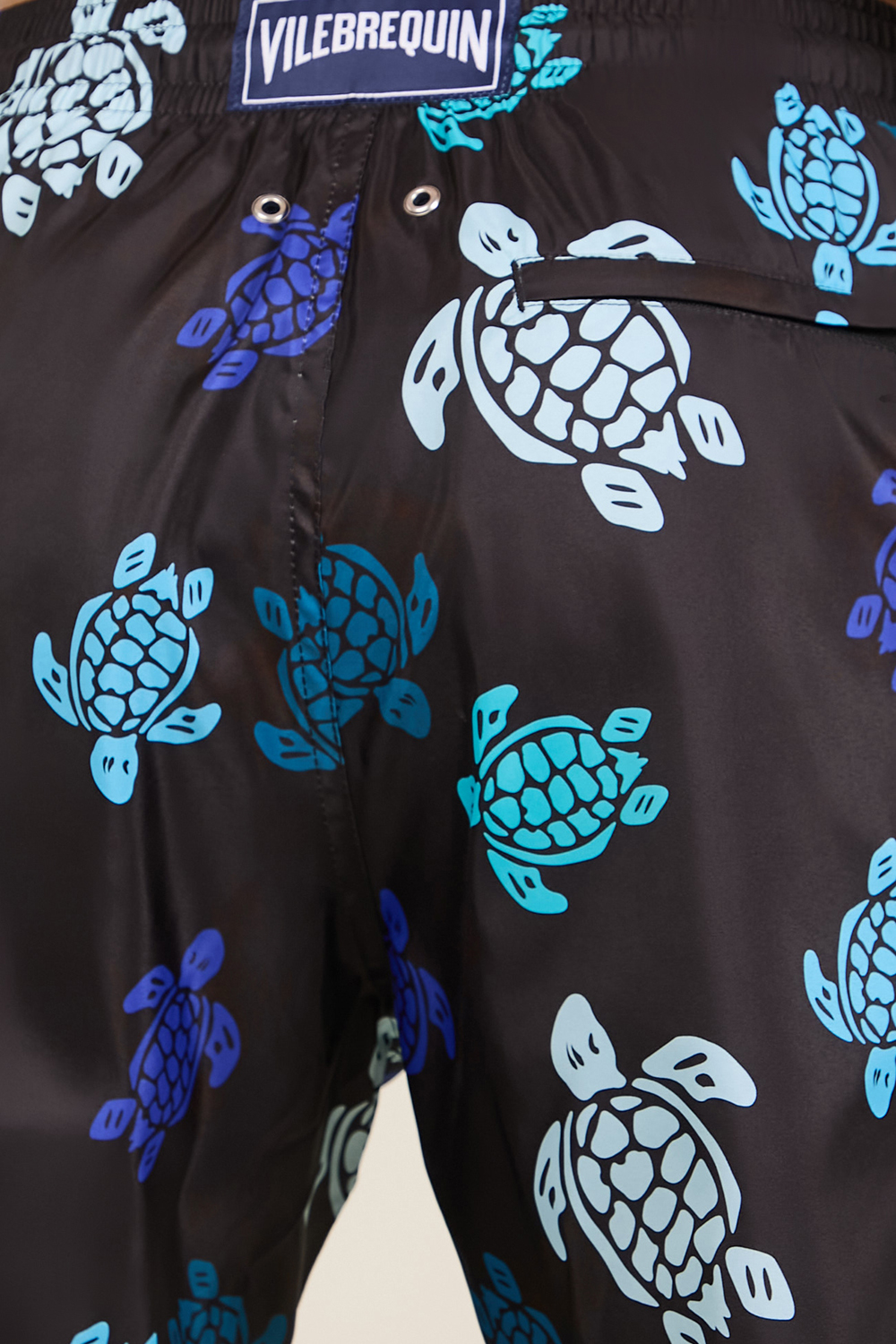 תמונת תקריב דוגמן של מכנסי בגד ים מאהינה