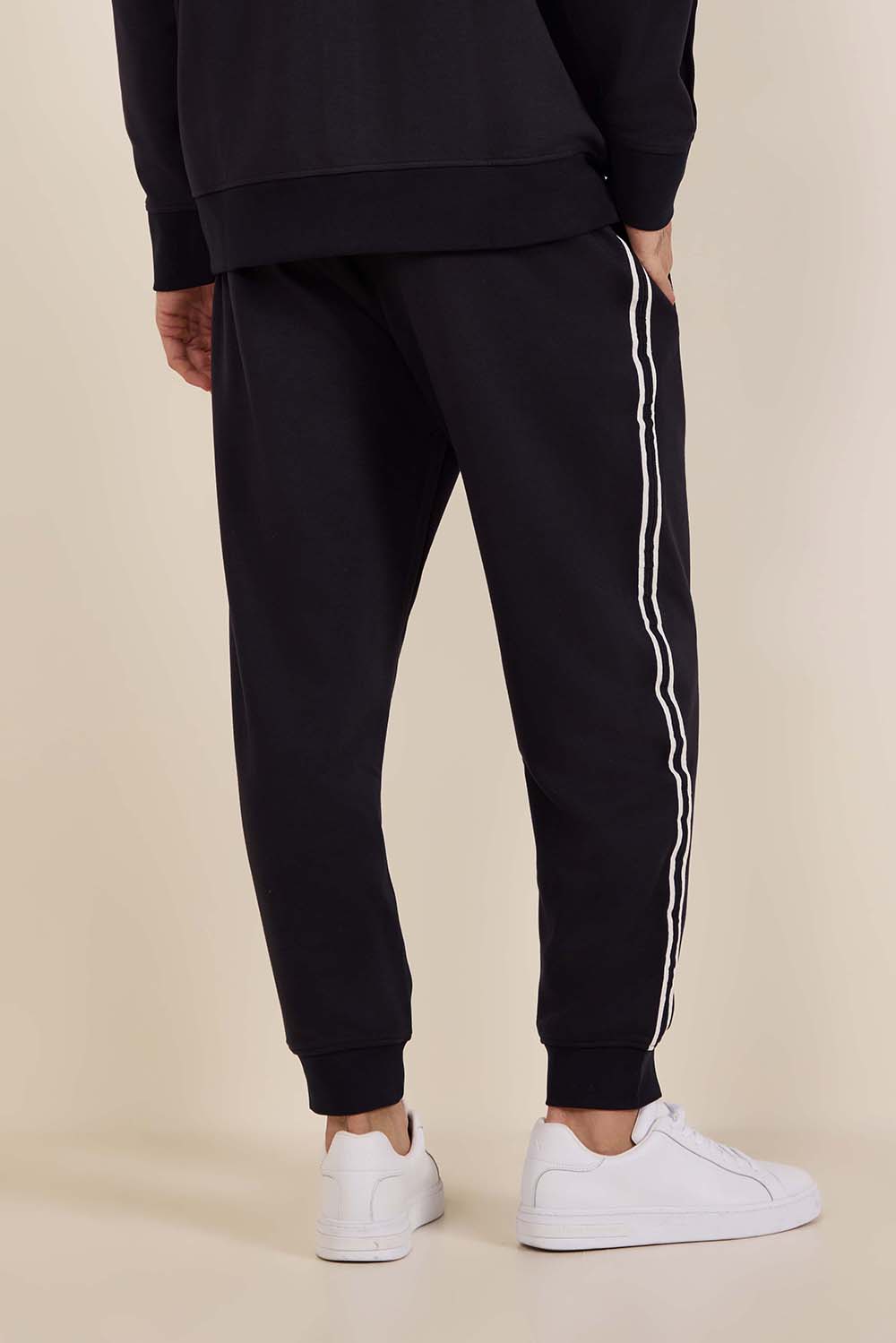 תמונת דוגמן אחורית של מכנסי ג'וגר