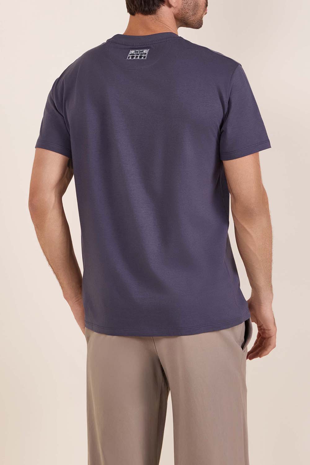 תמונת דוגמן אחורית של חולצת טי סלים פיט