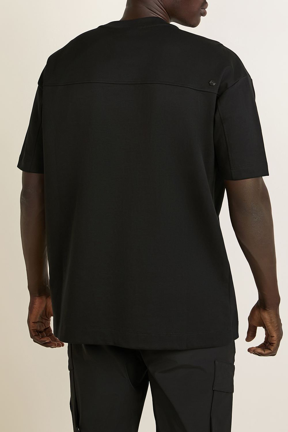 תמונת דוגמן אחורית של חולצת טי אוברסייז