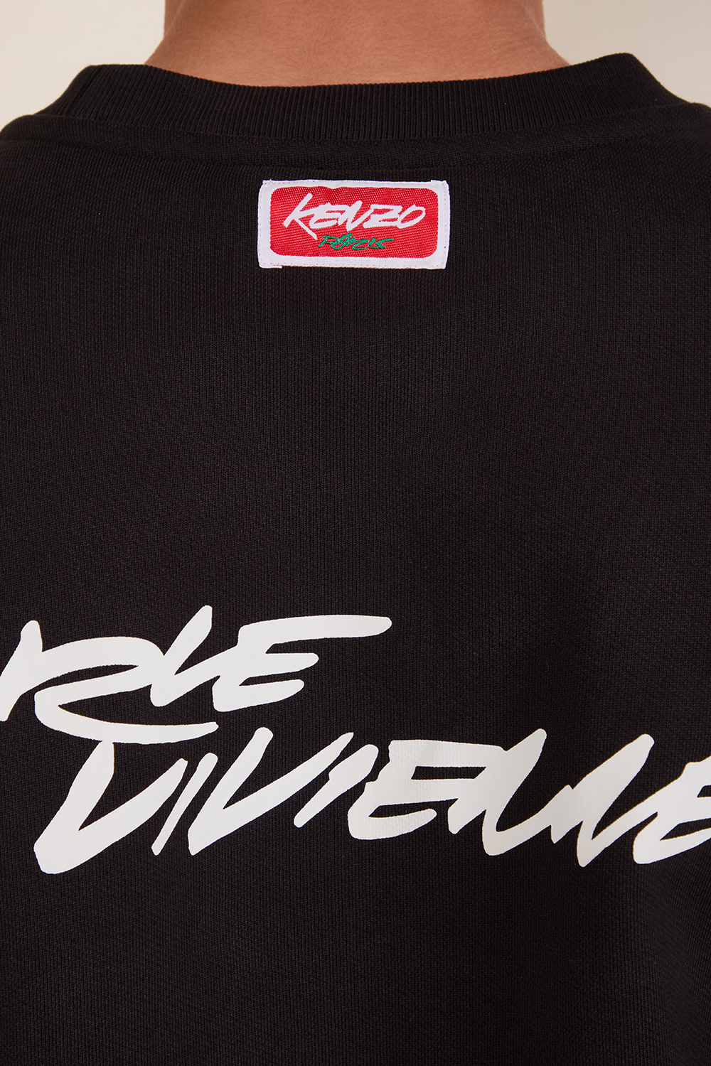 תמונת תקריב דוגמן של סווטשירט